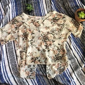 Adorable open back floral blouse 🌸
